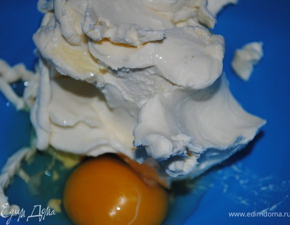 В Воду положить соль, сахар и растворить, добавить яйца, масло, муку.