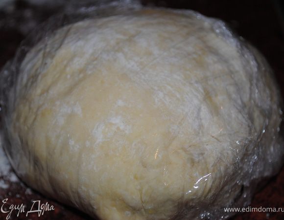 Тесто накрыть пищевой пленкой и оставить на 1 час.