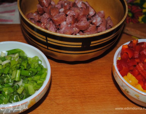 Отдельно нарезать перец, ветчину и зелень.