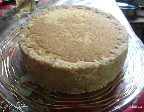 "Картошка". Остатки бисквита измельчить, добавить 50 г размягченного сливочного масла и 30 г сгущенного молока, хорошо перемешать и ровно обмазать края торта №2.