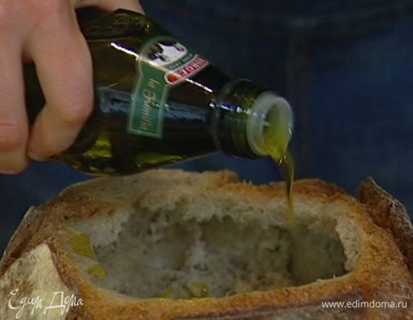 Кисточкой смазать оливковым маслом внутреннюю поверхность хлеба.