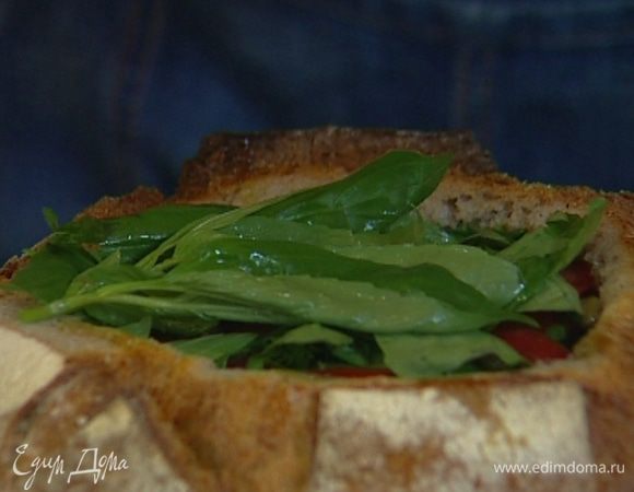 Присыпать все каперсами, сбрызнуть оливковым маслом и бальзамическим уксусом.