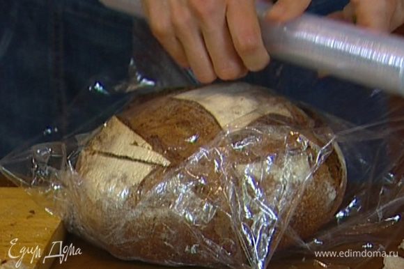 Накрыть начиненный хлеб верхушкой и завернуть в пищевую пленку.