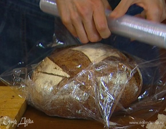 Накрыть начиненный хлеб верхушкой и завернуть в пищевую пленку.