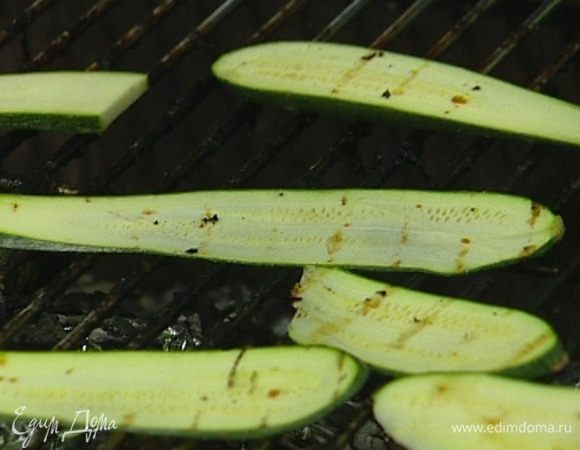 Цукини нарезать длинными пластинками и поджарить на гриле, затем разрезать на небольшие полоски.