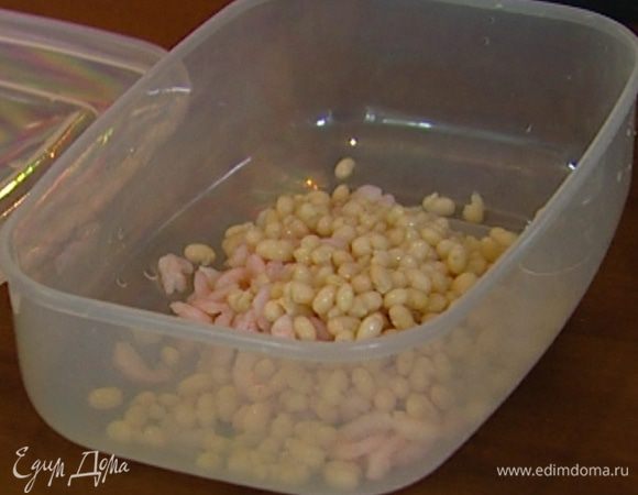 Креветки смешать с фасолью.