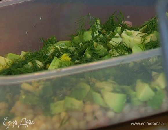 Добавить авокадо, цукини, листья салата и каперсы, все перемешать. Посыпать салат укропом и цедрой лимона, сбрызнуть лимонным соком, немного посолить и поперчить.