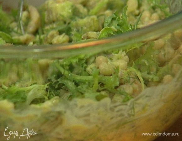 Заправить салат домашним майонезом и подавать.