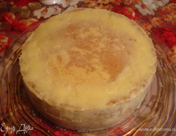 Масляным кремом обмазать торт №2, убрать в холодильник, затем выровнять.