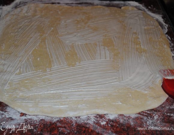 Раскатать тесто, смазать майонезом.