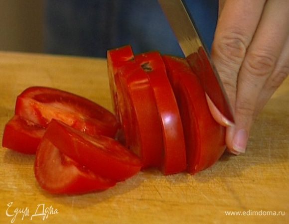 Помидоры порезать небольшими дольками.