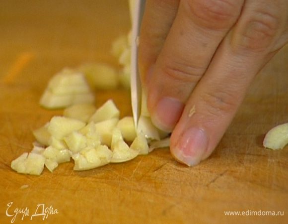 Чеснок почистить и порубить. 