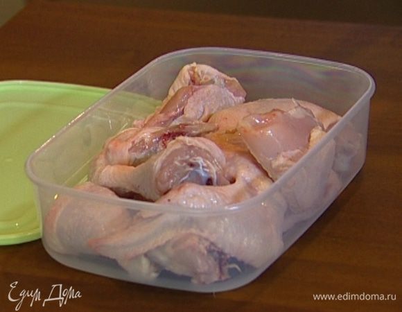 Курицу разрезать примерно на 8 частей, уложить в большой пластиковый контейнер. 