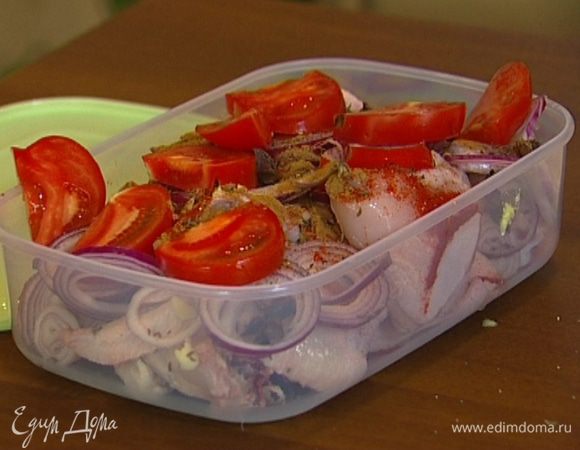 Добавить в контейнер с курицей имбирь, лук, чеснок, помидоры, оливковое масло, тмин, паприку, бадьян, корицу, посолить и поперчить.