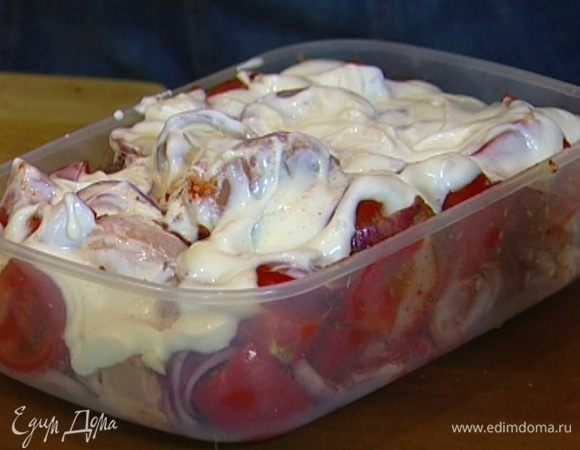 Залить все йогуртом, перемешать и оставить мариноваться примерно на час. 