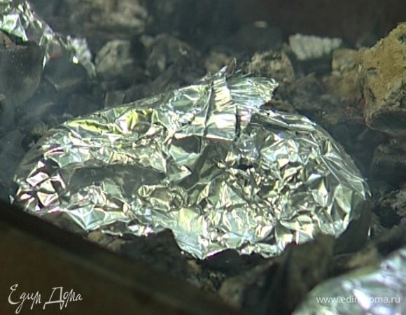 Куски курицы вместе с маринадом завернуть в фольгу и запечь на горячих углях или в духовке.