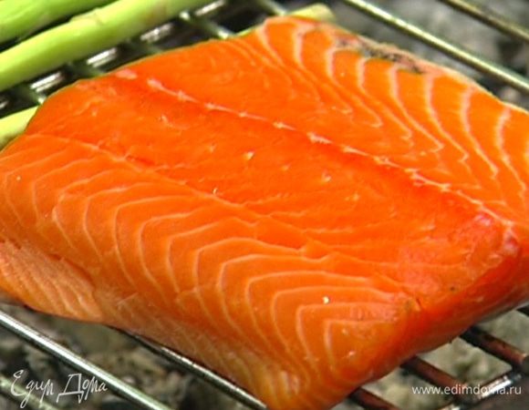 Филе семги натереть солью и перцем и поджарить на гриле. 