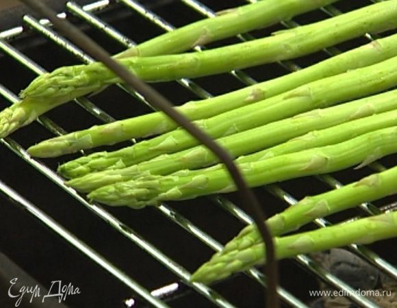 У спаржи отломить грубые кусочки и отправить ее на 3−4 минуты на гриль. 