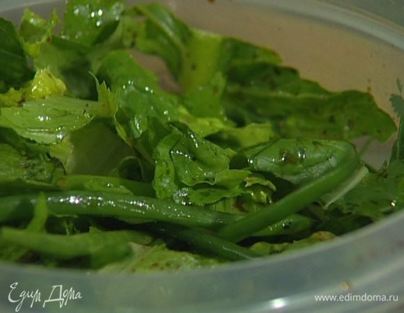 Выложить в глубокое блюдо салатные листья, спаржу и фасоль, полить заправкой и перемешать. 