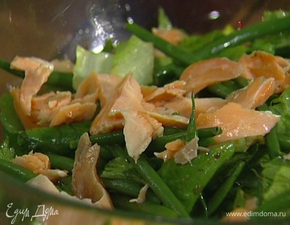 Готовую рыбу разломить на небольшие кусочки и добавить в салат, затем еще раз все слегка перемешать.