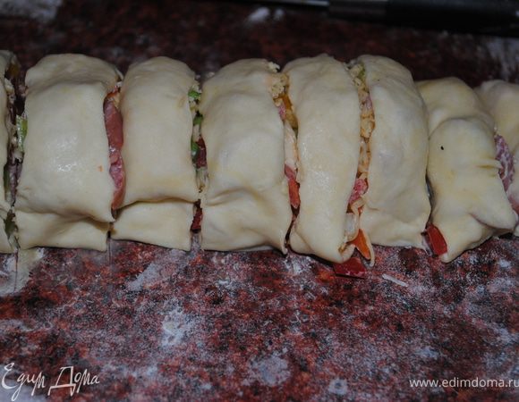 острым ножом нарезать на кусочки.