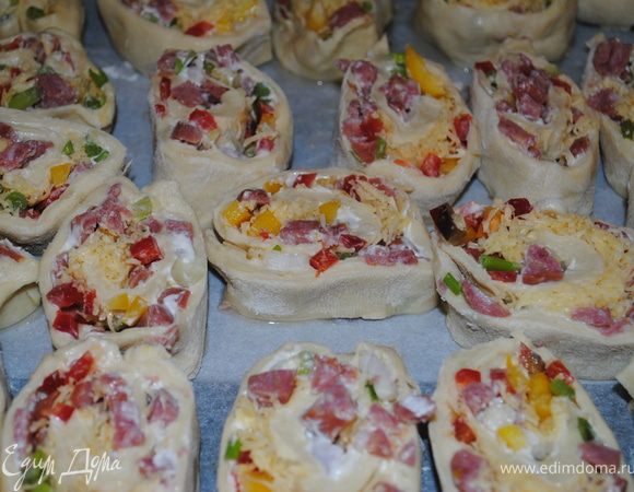 выложить на противень и смазать яйцом.