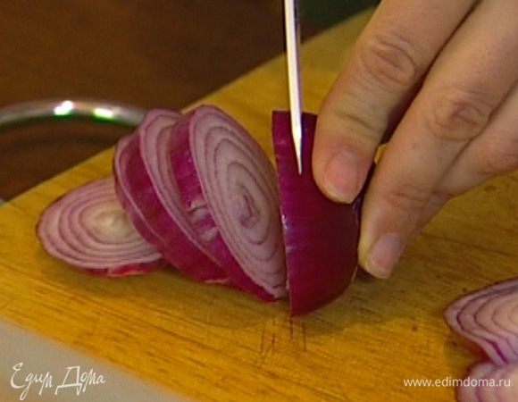 Красный лук почистить и нарезать кольцами.