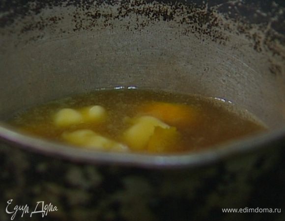 Приготовить соус: в небольшой кастрюле соединить сливочное масло, коричневый сахар, ванильный экстракт и ром, добавить цедру апельсина и 2 ст. ложки воды. Прогревать все вместе до полного растворения сахара, затем перелить в пластиковый контейнер с крышкой.