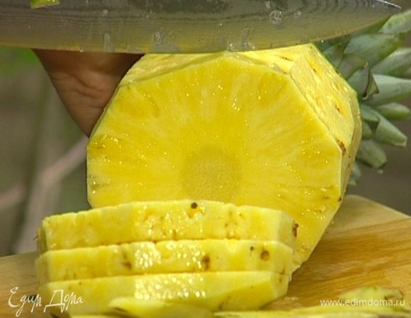Ананас почистить и нарезать кольцами. 