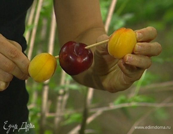 Сливы, абрикосы и нектарины разрезать пополам и нанизать на деревянные палочки. 