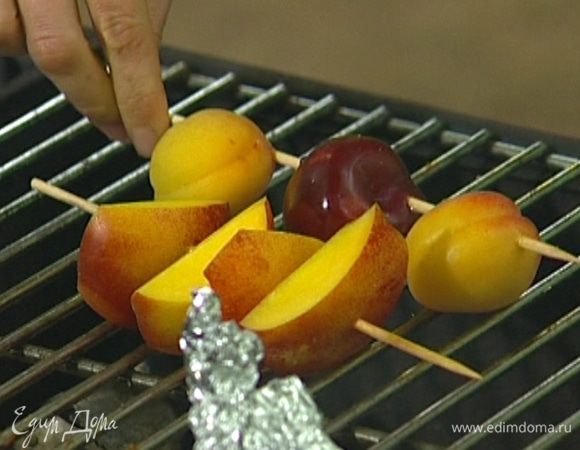Смазать все фрукты соусом и поджарить на гриле, так чтобы на них получились аппетитные полоски, затем полить оставшимся соусом.