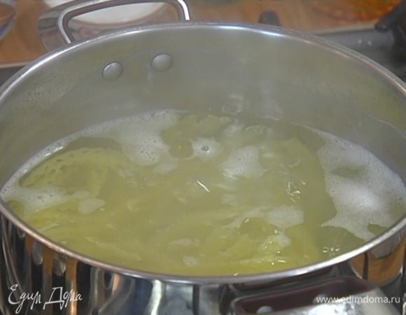 Макароны отварить в подсоленной воде до полуготовности. 