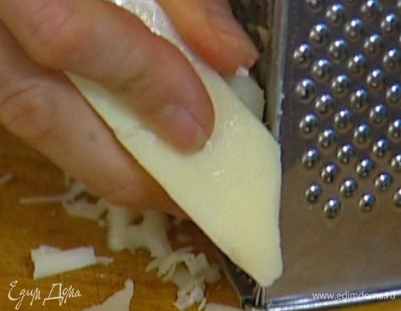 Сыр натереть. 