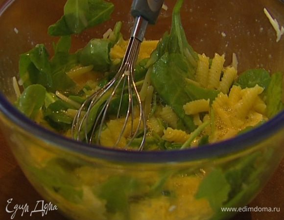 Соединить яйца с отваренными макаронами и еще раз все перемешать. 