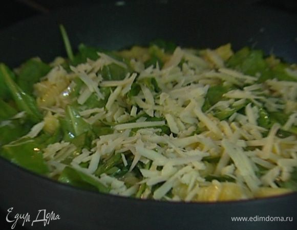 Разогреть в сковороде, которую можно поставить в духовку, немного оливкового масла, выложить яично-макаронную массу, поставить на медленный огонь и готовить несколько минут. Как только края схватятся, а середина будет еще жидкой, присыпать оставшимся сыром и отправить в разогретую духовку или под гриль на 3‒5 минут. 