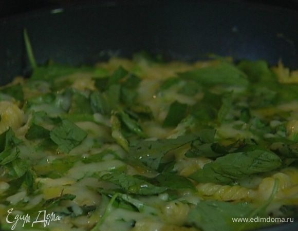 Готовую фриттату присыпать оставшимися листьями базилика, сбрызнуть оливковым маслом и остудить, затем нарезать треугольниками или ромбами и подавать!