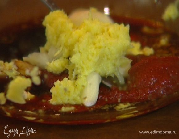 В глубокой кастрюле соединить чеснок, мед, имбирь, томатную пасту, паприку, сахар, цедру и сок лайма, влить соевый соус и вино, все перемешать.