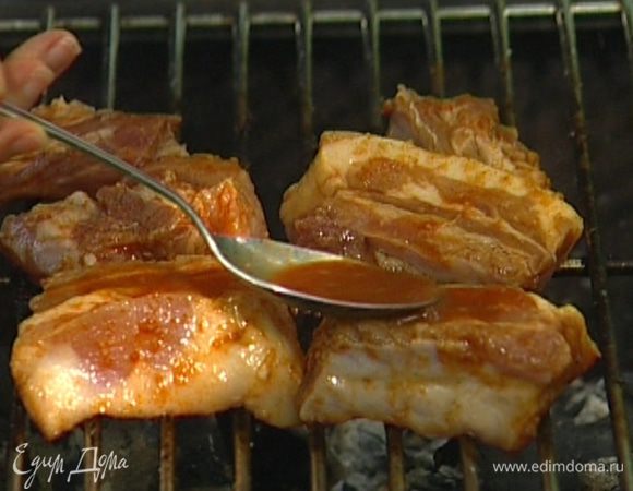 Жарить на гриле 15−20 минут, переворачивая время от времени и поливая маринадом.