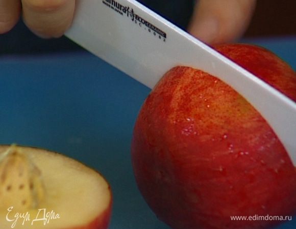 Персики нарезать дольками.