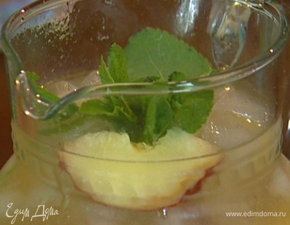 Добавить в кувшин персиковый нектар, минеральную воду, персики и мяту. Сразу же подавать!