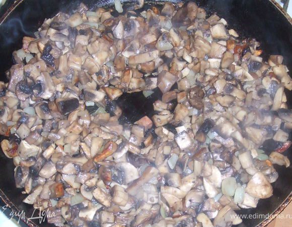 Мелко порубить лук и грибы, обжарить на масле до золотистого цвета. Смешать с кашей, добавить половину сметаны и взбитое яйцо.