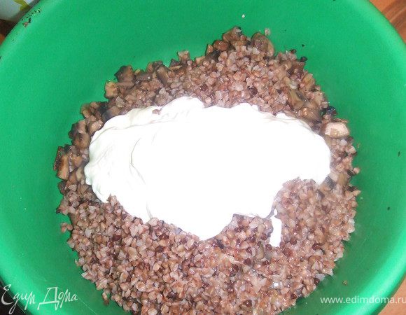 Смесь посолить, поперчить, перемешать и переложить в смазанную маслом форму. Запекать 10-15 минут в духовке. 