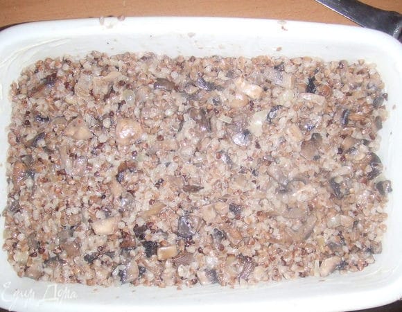 Подавать запеканку со сметанной и зеленью. 