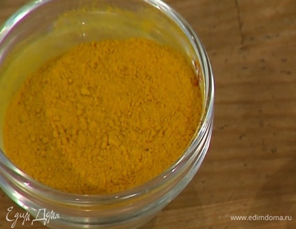 В глубокой тяжелой кастрюле разогреть сливочное и оливковое масло, добавить семена кориандра и кардамона, куркуму, растертый в ступке кайенский перец и шафран вместе с водой, в которой он был замочен.