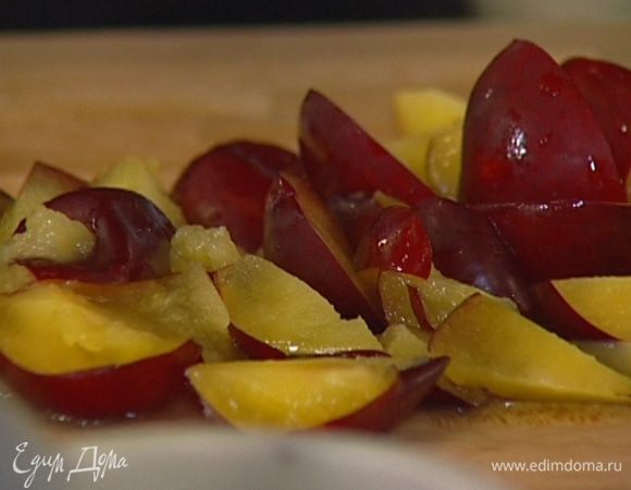 Сливы, удалив косточки, нарезать и отправить к баранине.