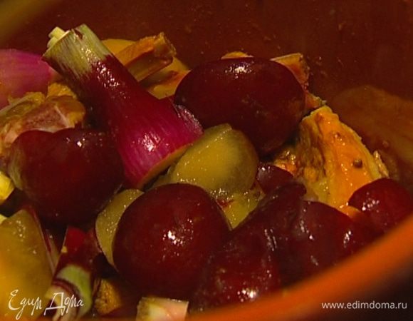 Красный лук почистить, крупно нарезать и добавить в кастрюлю.