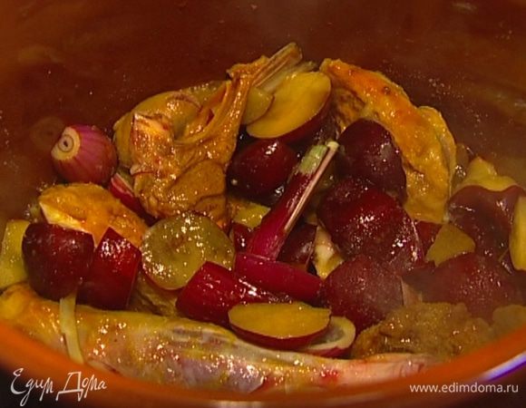 Мясо посолить, влить наршараб и 10 минут томить на небольшом огне. Добавить сахар, лавровый лист и томить еще час, не накрывая крышкой.