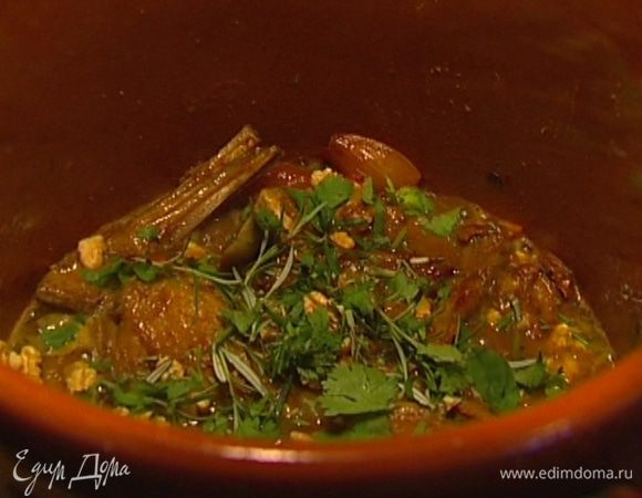 Добавить к баранине оставшиеся орехи, листья тимьяна и розмарина, немного кинзы и все перемешать.<br />
Подавать, присыпав оставшейся кинзой.