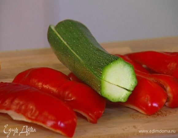 У сладкого перца удалить плодоножку и семена.