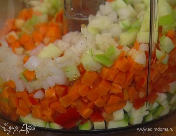 Все овощи нарезать маленькими кубиками. 